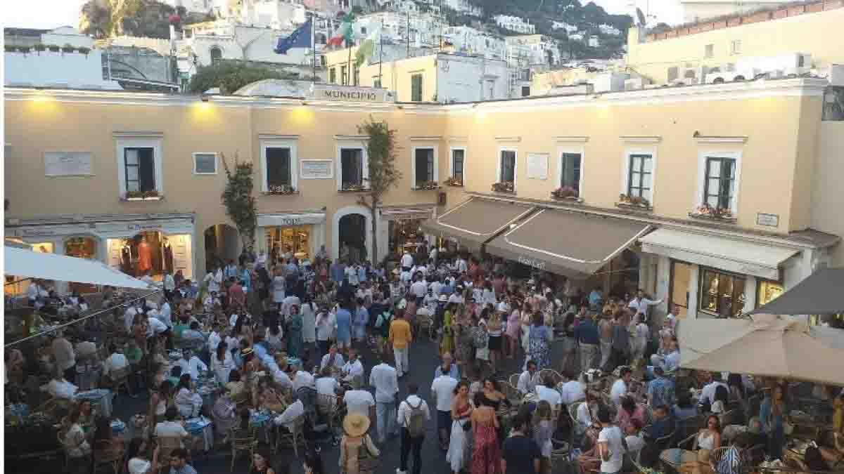 Capri coronavirus, l'unica piazza in italia con le mascherine all'aperto ordinanza sindaco Lembo