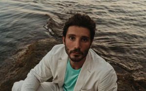 Stefano De Martino va in bianco