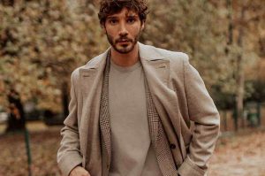 Stefano De Martino sempre distratto