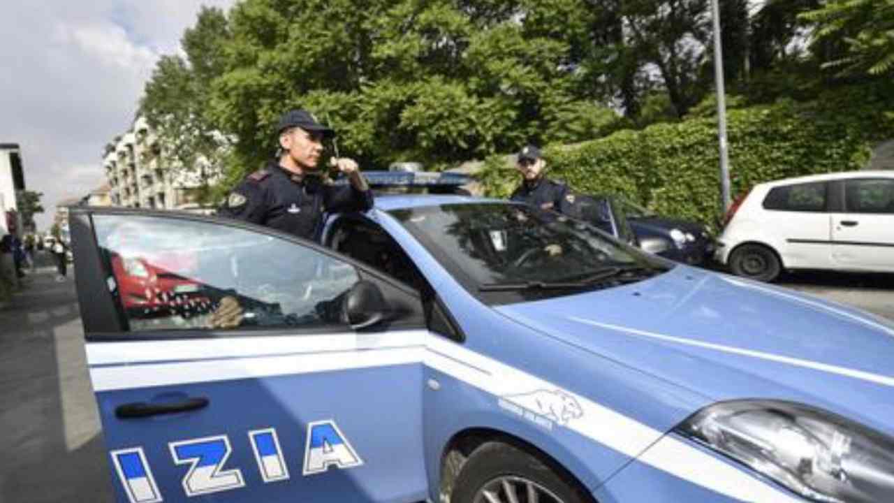 Assalto a portavalori pensioni con mascherina anti-Covid e kalashnikov: rubati 100mila euro