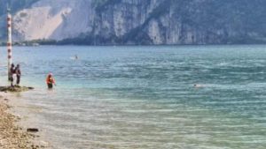 Dodicenne dispersa nel lago: ricerche sono in corso