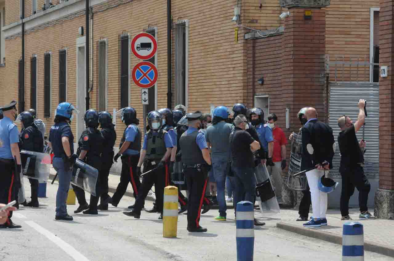 Ex Caserma Serena centro migranti nuovi disordini medico ed infermiera aggrediti