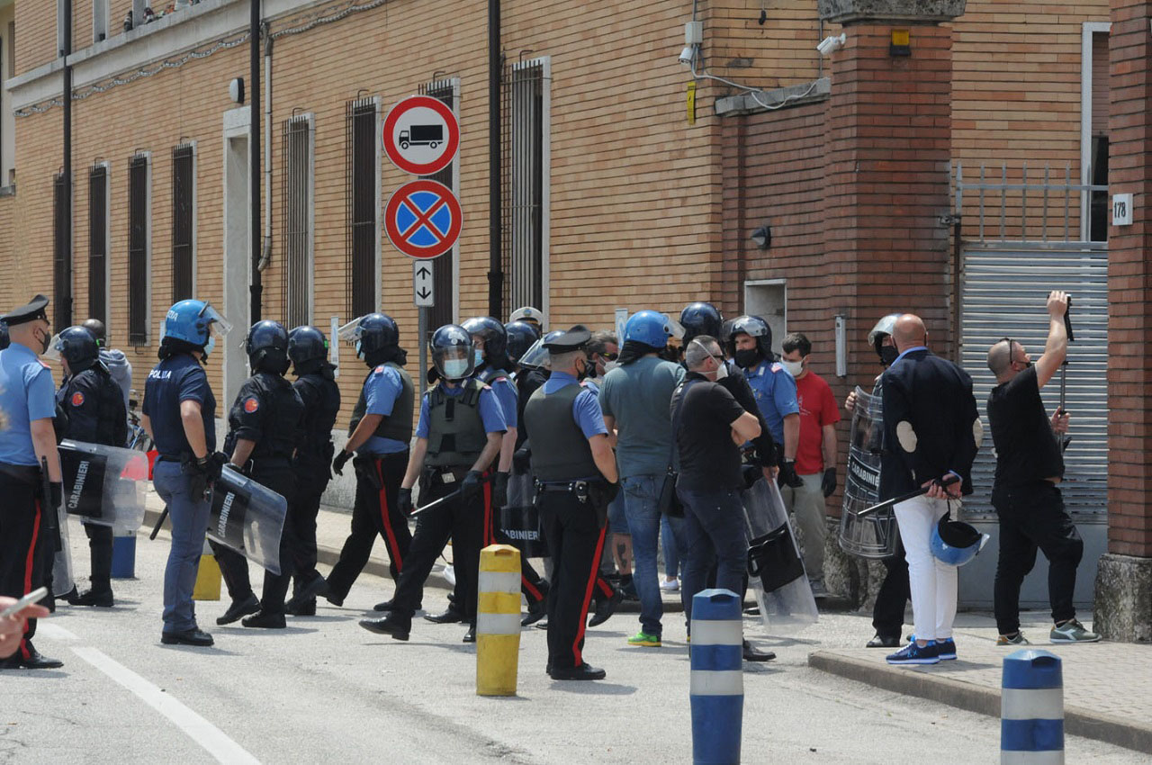 Ex caserma Serena scontri migranti distrutta infermeria