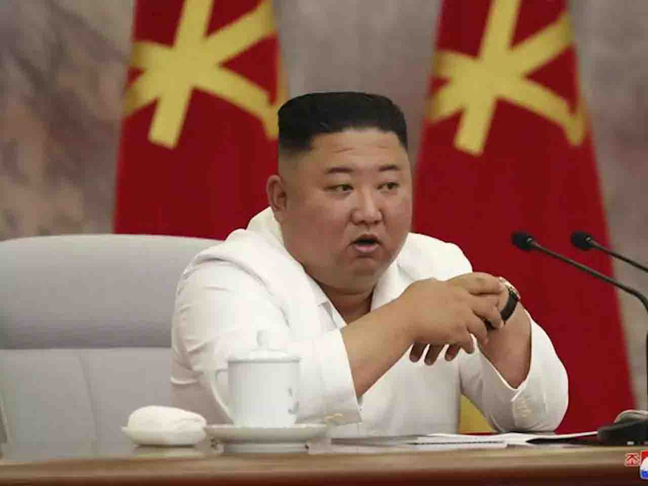 Kim Jong-un ricompare in divisa estiva