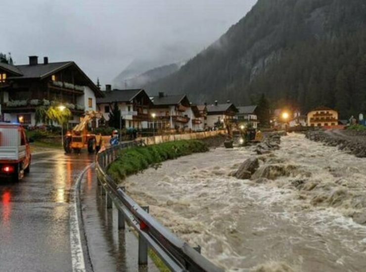 Maltempo, due persone scompaiono nell'Adige. Una si divincola dal pompiere che voleva salvarlo