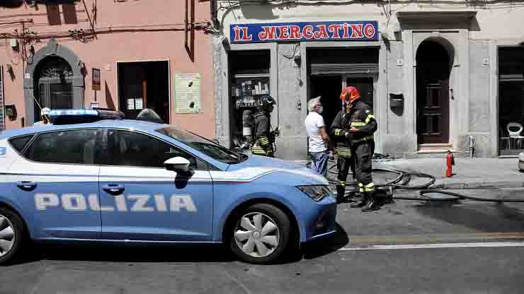 Ordigno in un negozo a Livorno attentanto incendiario Polizia