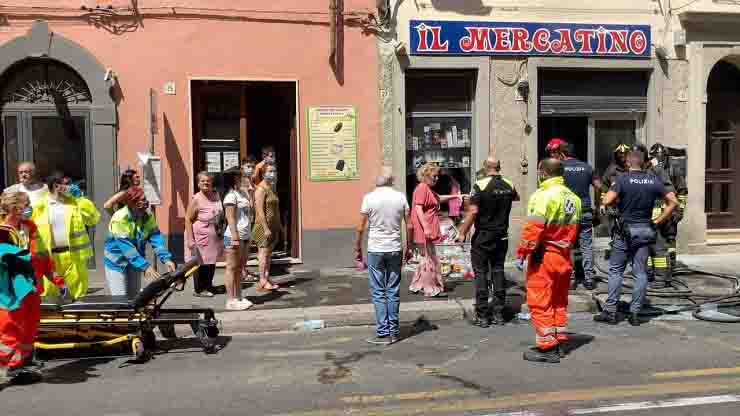 Esplosione in un negozio a Livorno atto doloso attentato incendiario