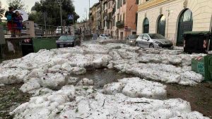 Verona travolta da un violento nubifragio le strade sono fiumi di ghiaccio