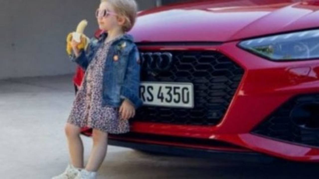 Pioggia di critiche, Audi ritira spot con bambina che mangia banana: sessista e provocatorio