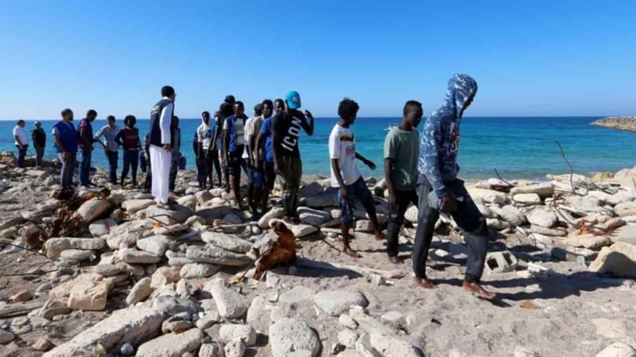 migranti approdano sulla costa