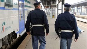 Capotreno a passeggero:"Prego, indossi la mascherina". Lui dice no e tenta di stuprarla