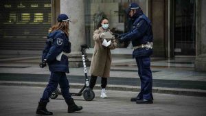 Nuovi lockdown in mezza europa risalgono i casi seconda ondata coronavirus