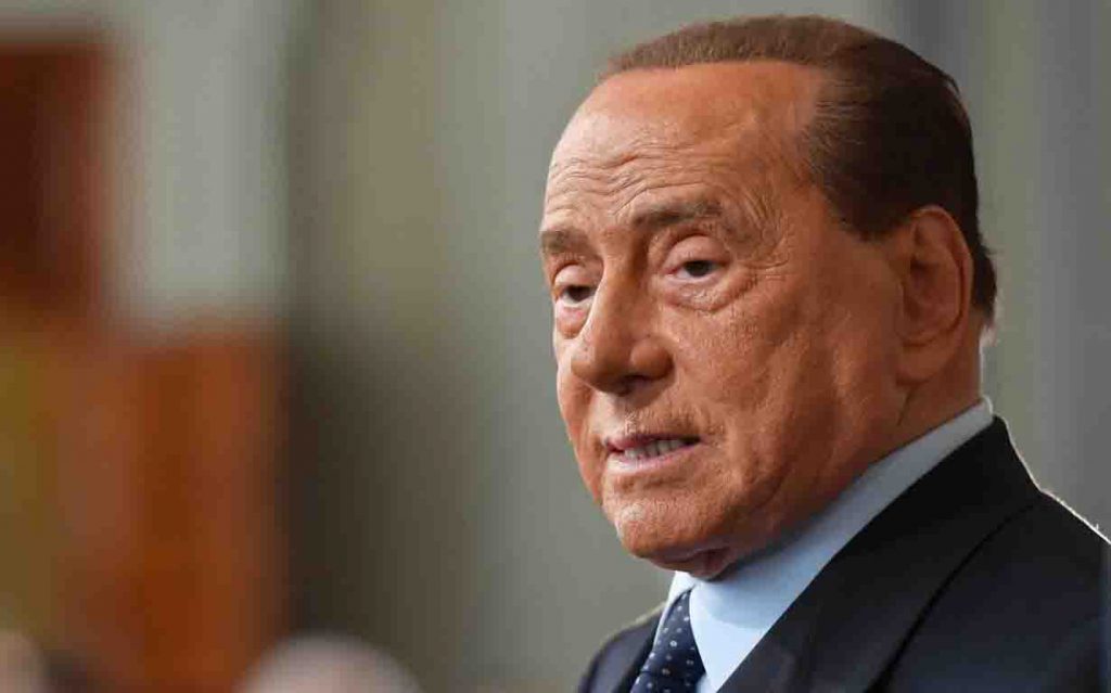 Berlusconi a telefono: «Sto lottando per uscire da questa infernale malattia»