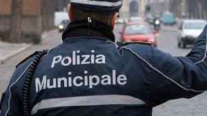 Tavolata senza mascherine, 14 positivi e 150 vigili urbani in quarantena