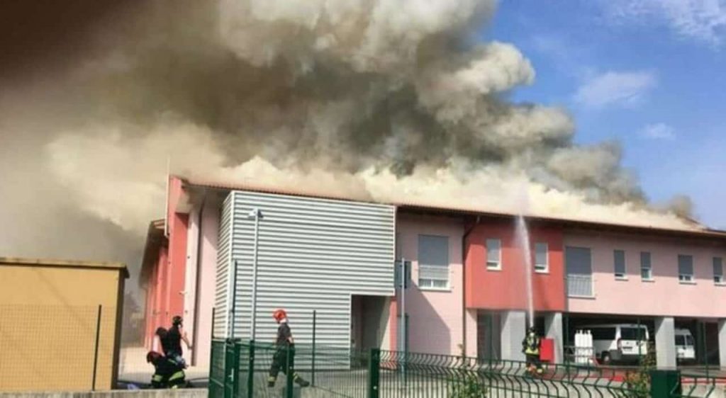 Incendio in una casa per anziani: si registrano feriti (VIDEO)