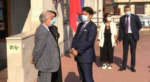 Conte visita a sorpresa in una scuola della periferia di Roma