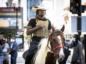 in fuga a cavallo inseguito dalla polizia