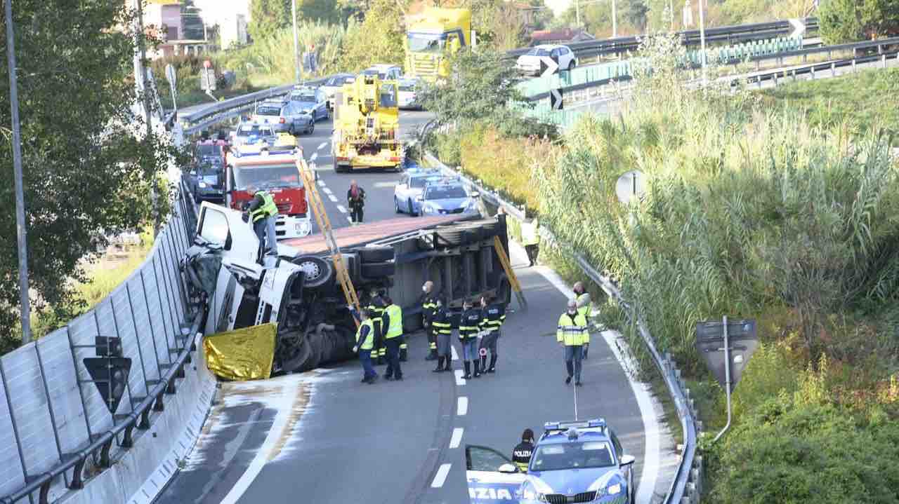 Il camion si ribalta:un uomo di 44 anni subisce una morte tremenda [FOTO]