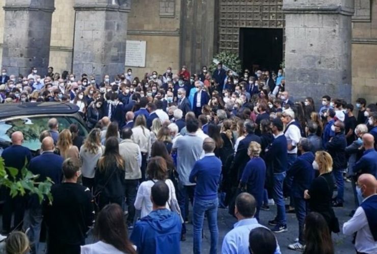 funerali bimbo suicida Napoli