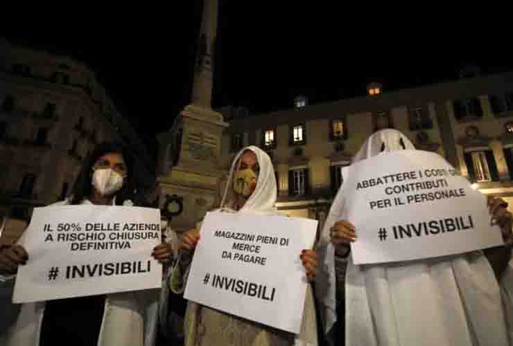 Fantasmi in piazza a Napoli, così protestano i commercianti 