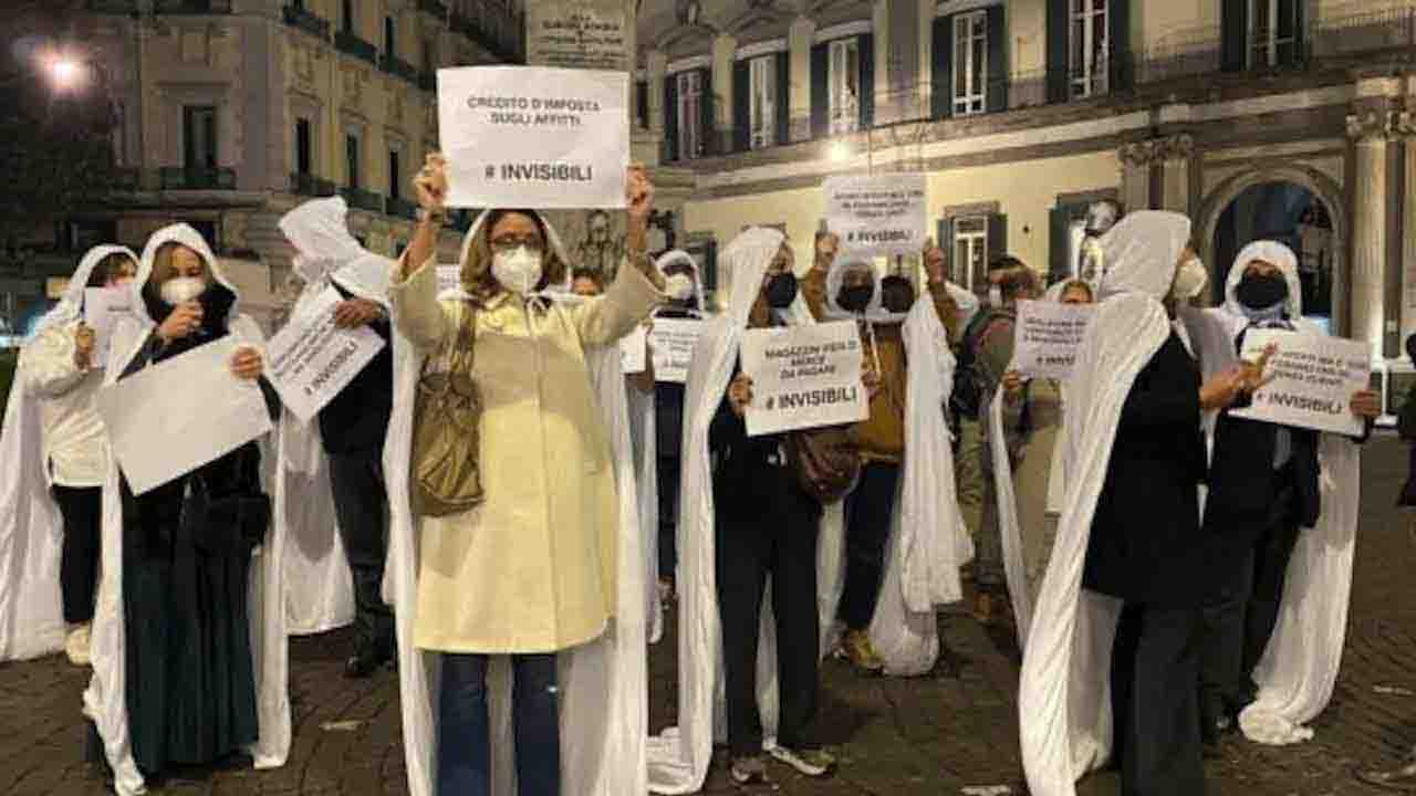 Fantasmi in piazza a Napoli, così protestano i commercianti 