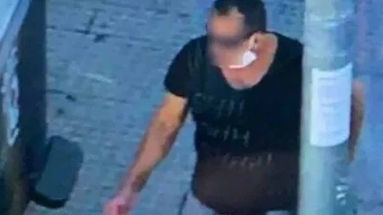 Uomo uccide il vicino e mostra la testa mozzata ai passanti