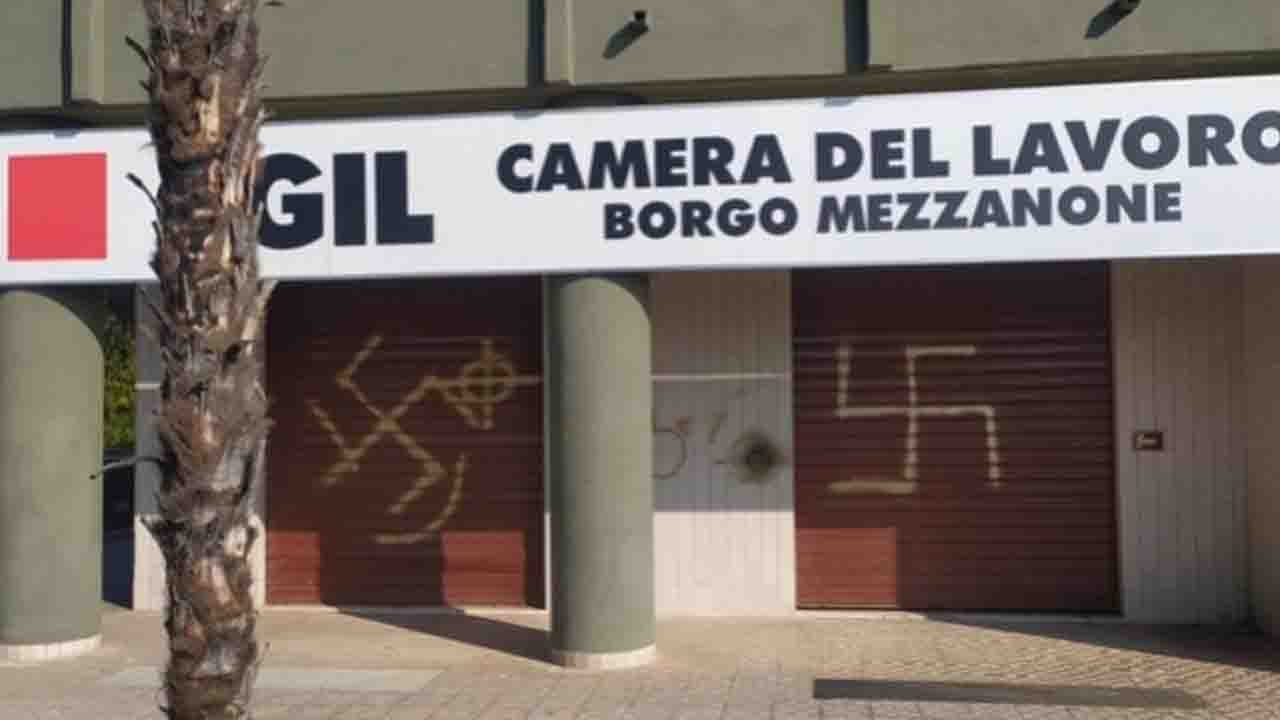 Svastiche e scritte fasciste su sede Cgil nel Foggiano