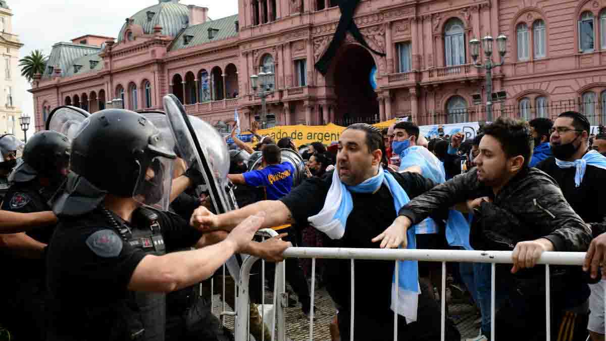 irruzione folla spostato il feretro di Maradona