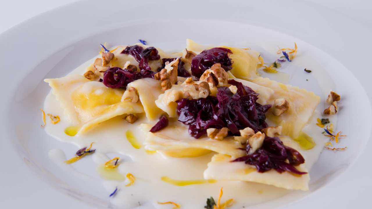 Ravioli con radicchio, noci e panna