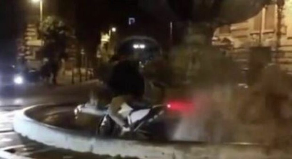 Roma, vandalo entra con scooter nella fontana di Piazza Mincio [VIDEO]