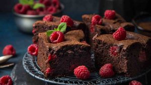 Torta cioccolato, lamponi e nocciole