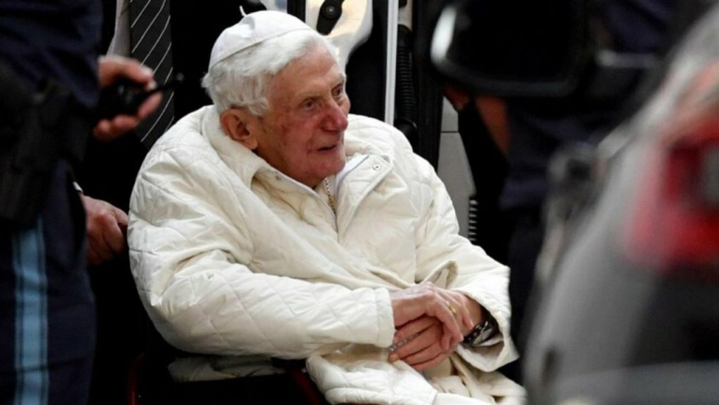 Papa Ratzinger non riesce più a parlare: “Il Signore mi fa apprezzare il silenzio”