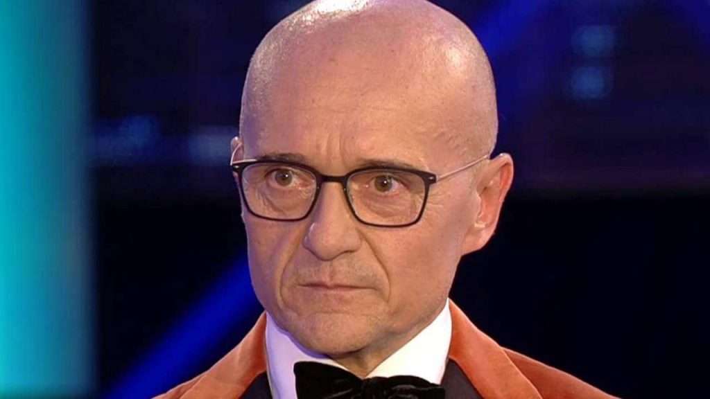 Gf Vip, Alfonso Signorini fa infuriare la fidanzata di un “vippone”: “Smettila di raccontare pa**e”