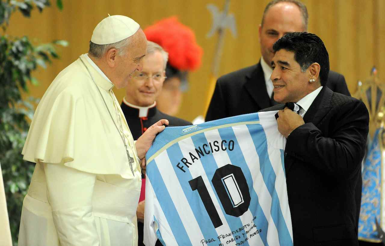 L'incontro tra Papa Francesco e Diego Armando Maradona. Getty Images