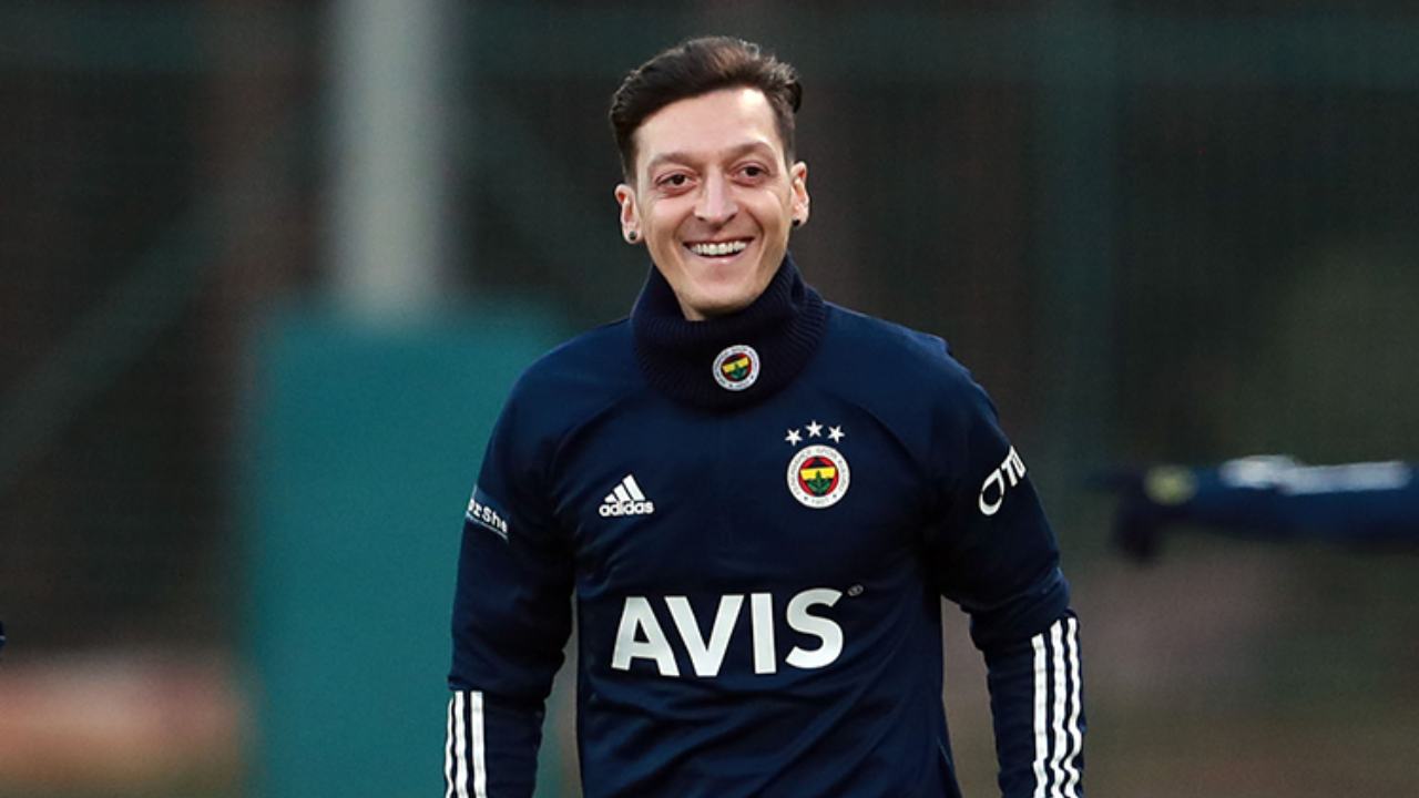Mesut Ozil in allenamento col Fenerbahçe