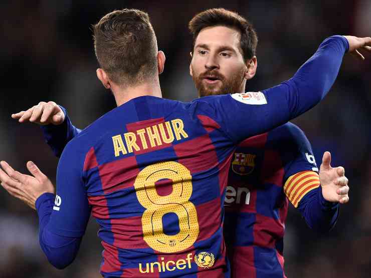 Barcellona: Arthur abbraccia Leo Messi per festeggiare il quarto gol della squadra contro il Deportivo Leganes nella Copa del Rey, 30 gennaio 2020 (Photo by Josep Lago/AFP via Getty Images)