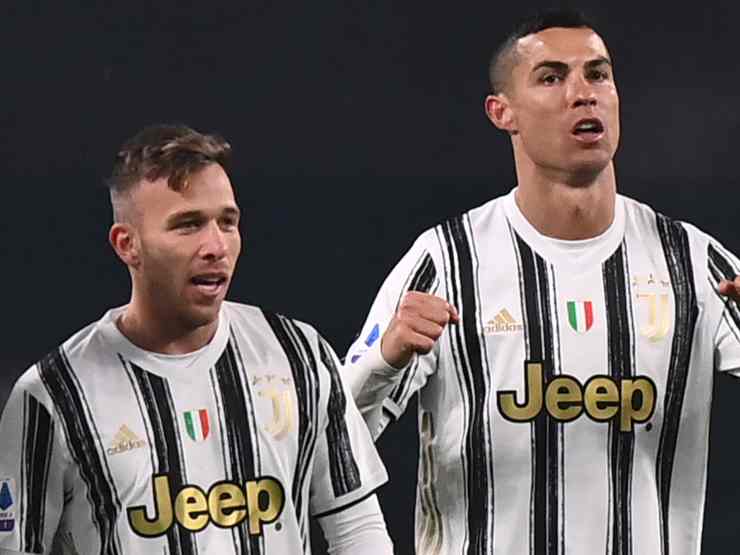 Juventus, da sinistra: Arthur e Cristiano Ronaldo festeggiano il secondo gol contro l'Udinese, 3 gennaio 2021 (Photo by Marco Bertorello/AFP via Getty Images)