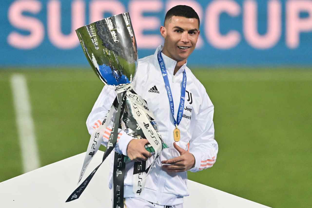 Cristiano Ronaldo con la Supercoppa (Photo by MIGUEL MEDINA/AFP via Getty Images)