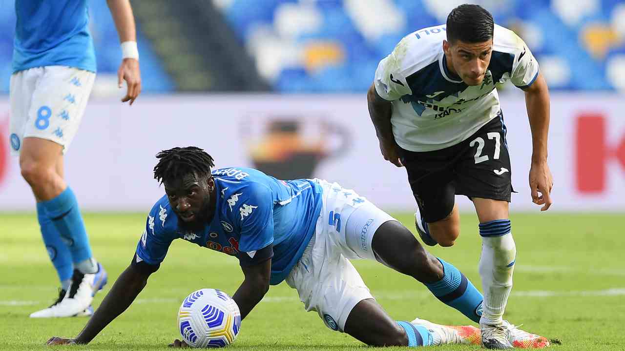 Da destra: Fabio Depaoli dell'Atalanta si contende il pallone con Tiemoue Bakayoko del Napoli (foto di Francesco Pecoraro/Getty Images)