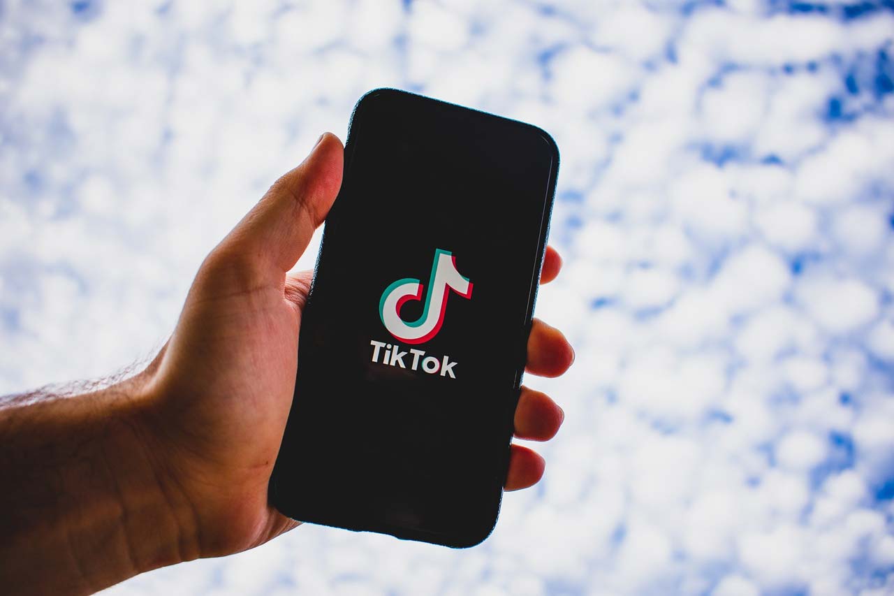 Video-sfida su TikTok, influencer siciliana di 48 anni denunciata per istigazione al suicidio