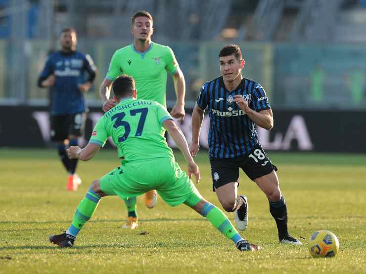 In primo piano, da sinistra: Mateo Musacchio della Lazio si contende la palla con Ruslan Malinovskyi, 31 gennaio 2021 (foto di Emilio Andreoli/Getty Images)