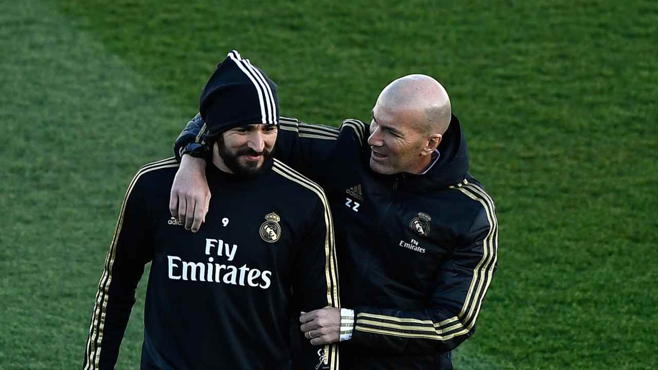 Real Madrid, da sinistra: l'attaccante Karim Benzema e l'allenatore Zidedine Zidane durante gli allenamenti, 30 dicembre 2019 (Photo by Oscar Del Pozo/AFP via Getty Images)