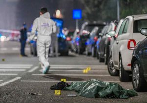 45enne aggredisce i poliziotti con un coltello, uno spara e lo uccide