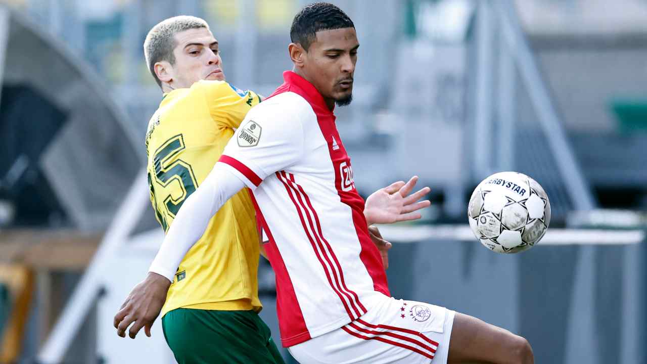 Da sinistra: Mickael Tirpan del Fortuna Sittard in marcatura su Sebastien Haller dell'Ajax (foto di Maurice Van Steen/ANP/AFP via Getty Images)