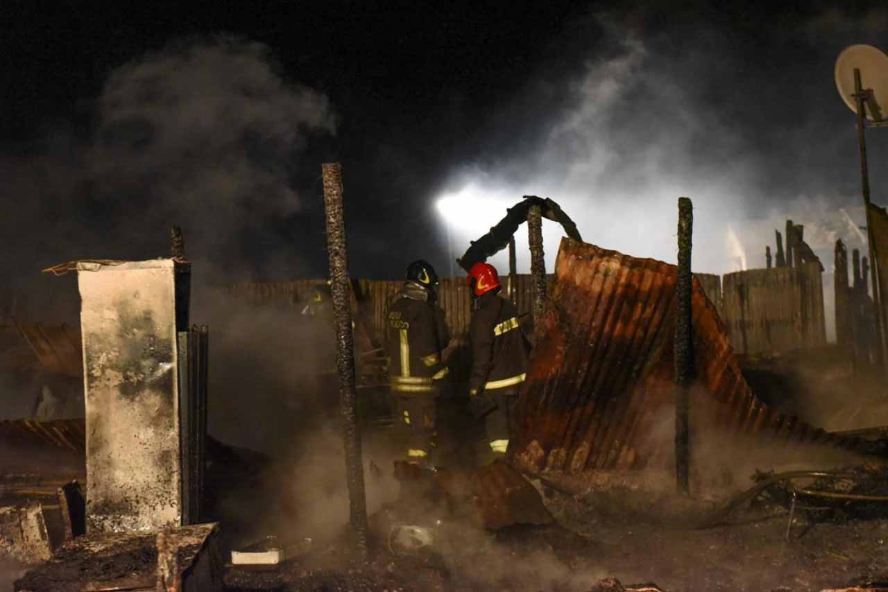 Incendio in una baraccopoli di migranti: un morto