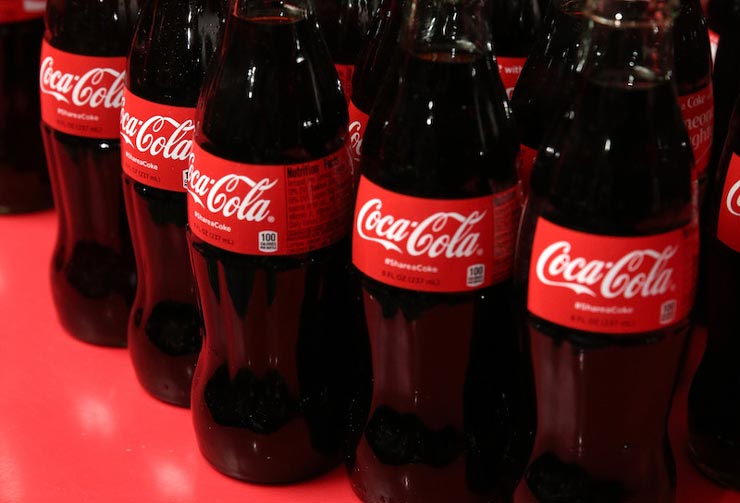 Filamenti di vetro nelle bottiglie, Coca-Cola richiama 10 lotti
