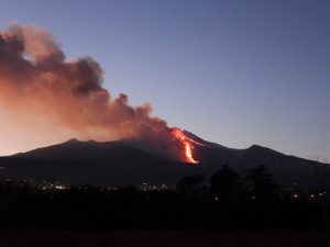 Lo spettacolo notturno della fontana di lava dall'Etna