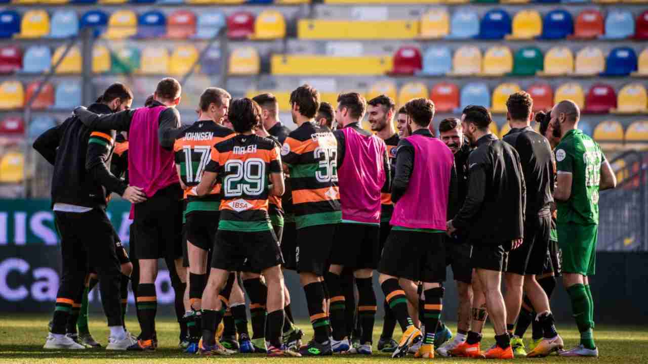 Venezia, la squadra si abbraccia in campo (foto © Venezia FC)