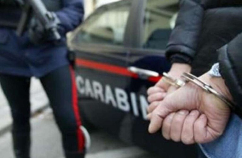 Violenze in famiglia, bambina di 12 anni chiama il 113: arrestato il padre