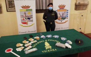 Ovuli con 1 kg di droga nello stomaco: tre arresti per spaccio